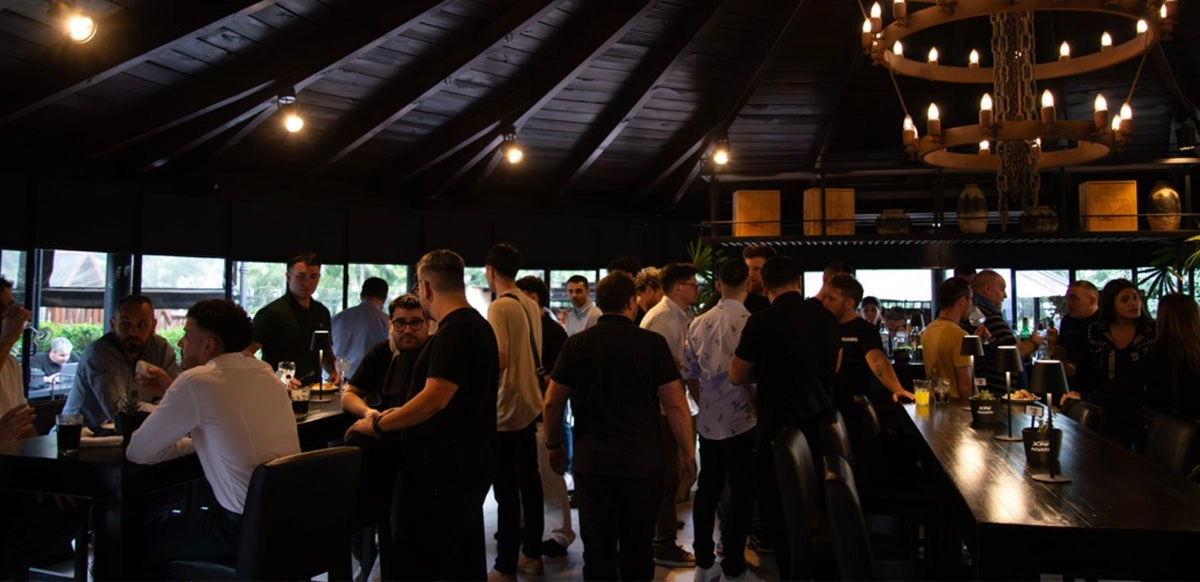 Durante el encuentro se realizó el sorteo en vivo de tres viajes adicionales, permitiendo que más participantes tuvieran la posibilidad de ganar.