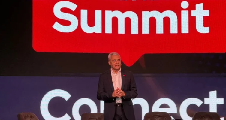 Jorge Payró, country manager de Red Hat Argentina, durante su exposición en el Red Hat Summit Connect 2025, donde destacó la importancia de construir cimientos sólidos para una adopción estratégica de la inteligencia artificial.