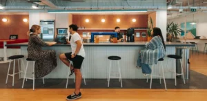 IA y presencialidad: ¿De qué manera la inteligencia artificial está redefiniendo la colaboración en la oficina?