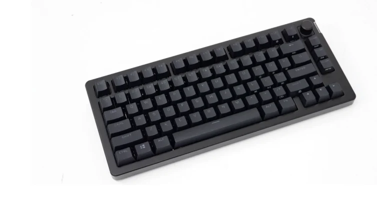 Este teclado se puede usar de forma inalámbrica vía dongle USB o por Bluetooth.