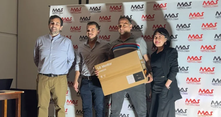 LG participó como marca invitada, presentando sus más recientes soluciones de pantallas profesionales y de consumo.