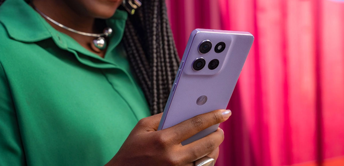 El moto g86 5G ofrece el procesador MediaTek Dimensity 7300, acompañado de una batería de 5.200 mAh con recarga rápida TurboPower 30W.