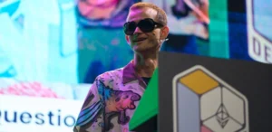 Vitalik Buterin, cofundador de Ethereum, inaugura Devconnect Argentina 2025.