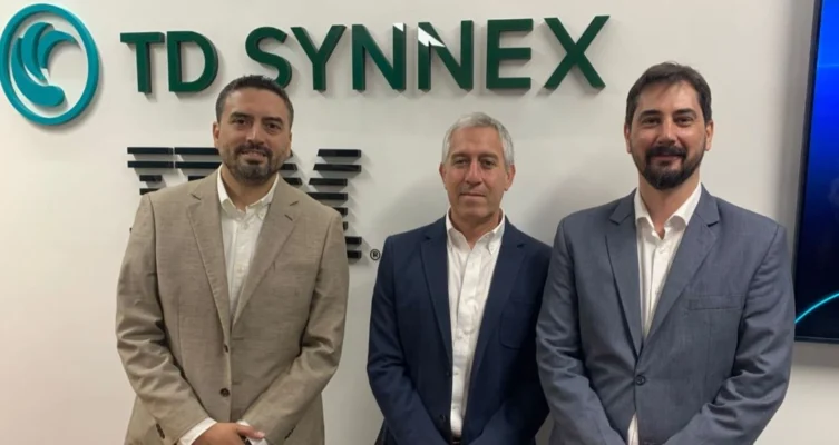 Alonso Marcillo, Líder IBM CGI LA en TD SYNNEX; Fernando Genovese, Ecosystem Sales Leader para Argentina, Paraguay y Uruguay en IBM; y Pablo Martínez, responsable de la línea de producto IBM en TD SYNNEX, durante la presentación del nuevo Centro de Excelencia en Buenos Aires.