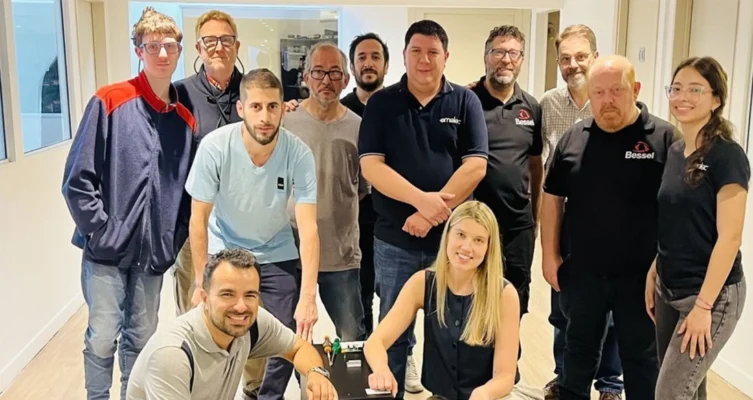 La jornada, dirigida a gerentes comerciales, representantes de ventas, técnicos instaladores y personal de preventa de sus VAR, tuvo como foco el entrenamiento intensivo en el portafolio de la marca, con especial énfasis en sus Sistemas de Alimentación Ininterrumpida (UPS) OnLine de alta capacidad.