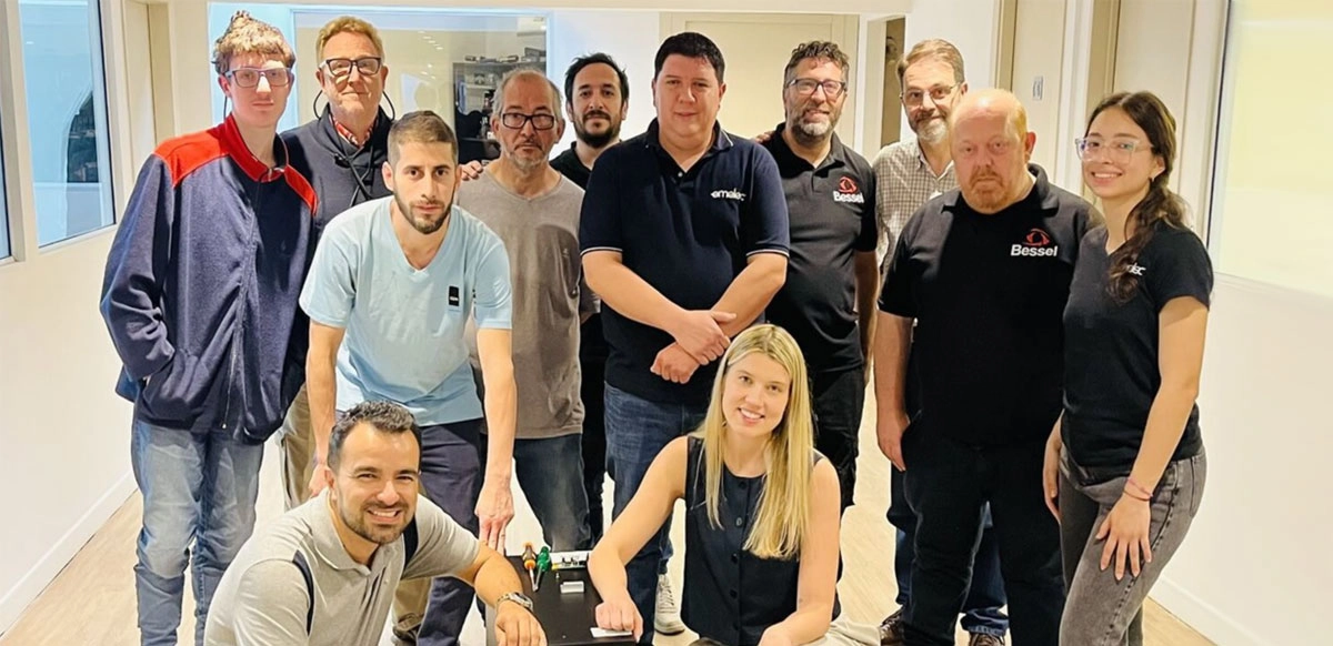 La jornada, dirigida a gerentes comerciales, representantes de ventas, técnicos instaladores y personal de preventa de sus VAR, tuvo como foco el entrenamiento intensivo en el portafolio de la marca, con especial énfasis en sus Sistemas de Alimentación Ininterrumpida (UPS) OnLine de alta capacidad.