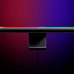 El equipo incluye barra de luz, controlador RF, control remoto multifunción, tarjetas del producto y cable de carga, con materiales PC, ABS y aluminio, y una garantía de dos años.