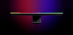 El equipo incluye barra de luz, controlador RF, control remoto multifunción, tarjetas del producto y cable de carga, con materiales PC, ABS y aluminio, y una garantía de dos años.