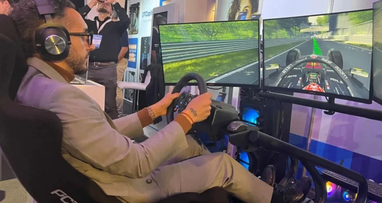 El simulador de F1 de Grupo Núcleo debutó como una plataforma de activación comercial, diseñada para experiencias inmersivas en eventos y acciones de marca. Cuenta con una PC Gamer PCBOX de alto rendimiento, triple monitor curvo, volante Logitech G29 y estructura profesional.