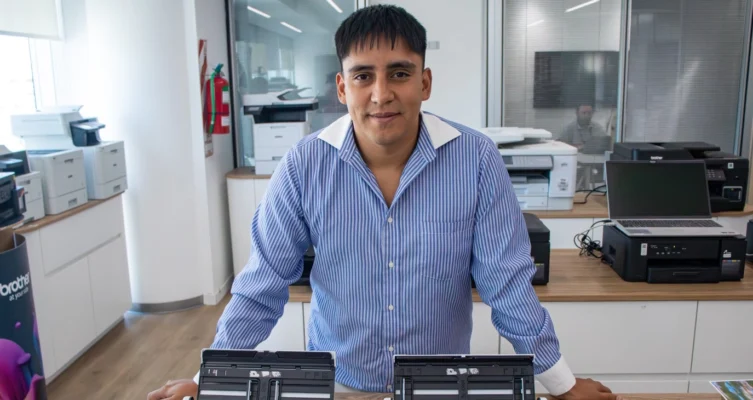 Según explica Patricio Andueza, Gerente de Producto P&S de Brother, la propuesta de valor se centra en un diseño portátil, fácil de mover entre la oficina y el hogar, ideal para escritorios compartidos o entornos donde el equipo debe guardarse con frecuencia.