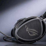 Los auriculares cuentan con una estructura metálica robusta, diadema ajustable en ocho posiciones y almohadillas de espuma viscoelástica, disponibles en cuero sintético, tejido y terciopelo.