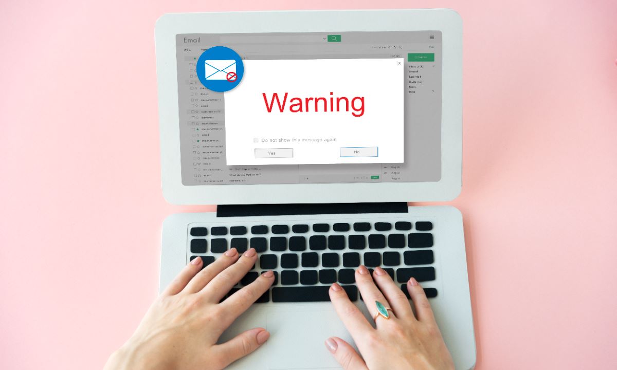 Correos electrónicos y mensajes falsos redirigen a sitios web fraudulentos diseñados para robar credenciales y datos financieros.