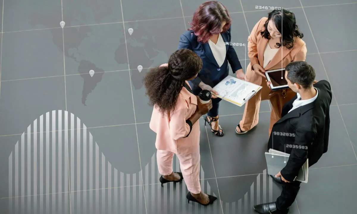 El 57% del tiempo laboral se destina a comunicación interna, reflejando dificultades para acceder al conocimiento necesario.