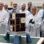 El equipo de la CONAE junto al microsatélite ATENEA, desarrollado en la Argentina para formar parte de la misión lunar Artemis II.