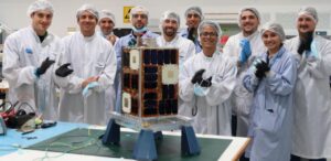 El equipo de la CONAE junto al microsatélite ATENEA, desarrollado en la Argentina para formar parte de la misión lunar Artemis II.