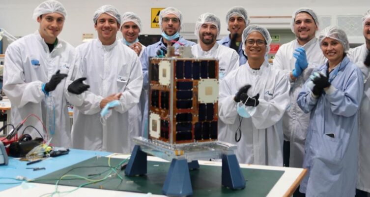 El equipo de la CONAE junto al microsatélite ATENEA, desarrollado en la Argentina para formar parte de la misión lunar Artemis II.