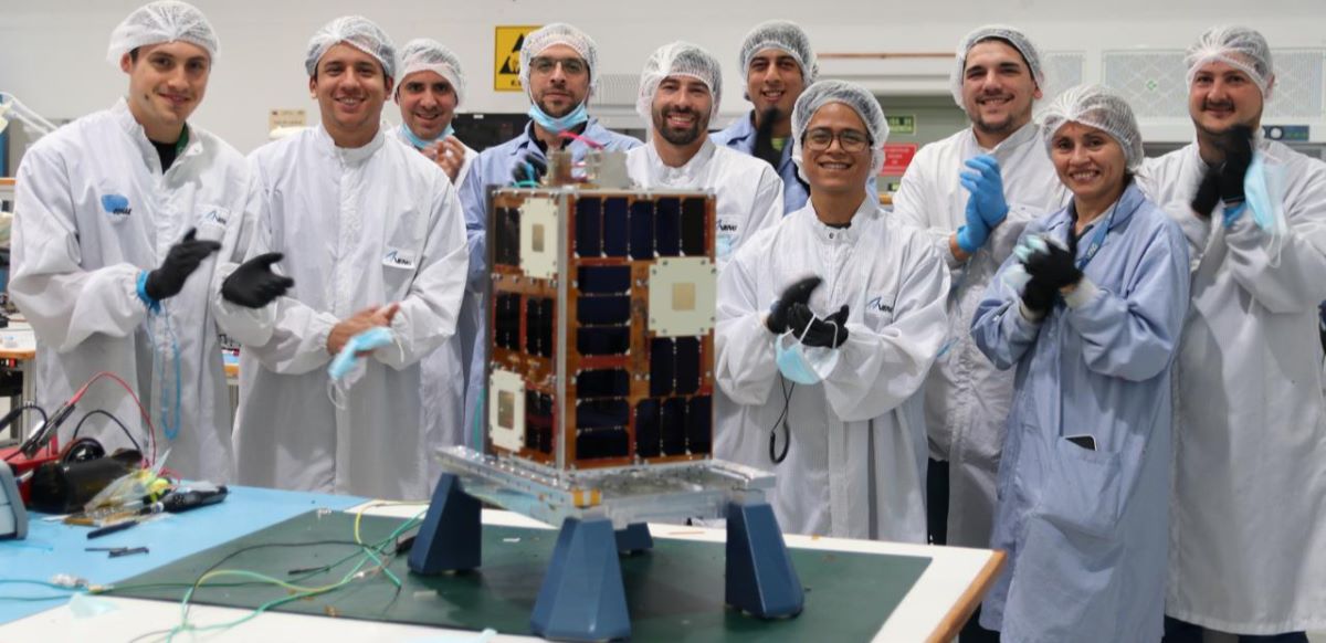 El equipo de la CONAE junto al microsatélite ATENEA, desarrollado en la Argentina para formar parte de la misión lunar Artemis II.