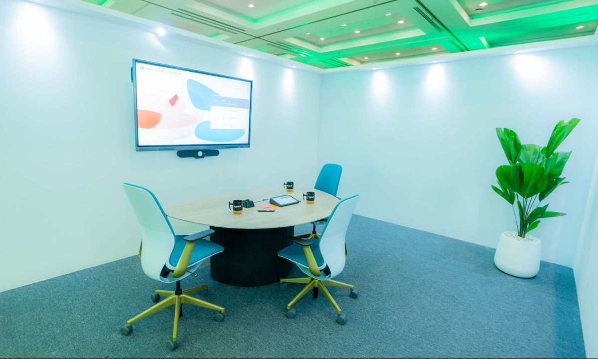 La videocolaboración se convirtió en una pieza estructural del trabajo híbrido, elevando las exigencias en calidad de audio, video y gestión de las salas.