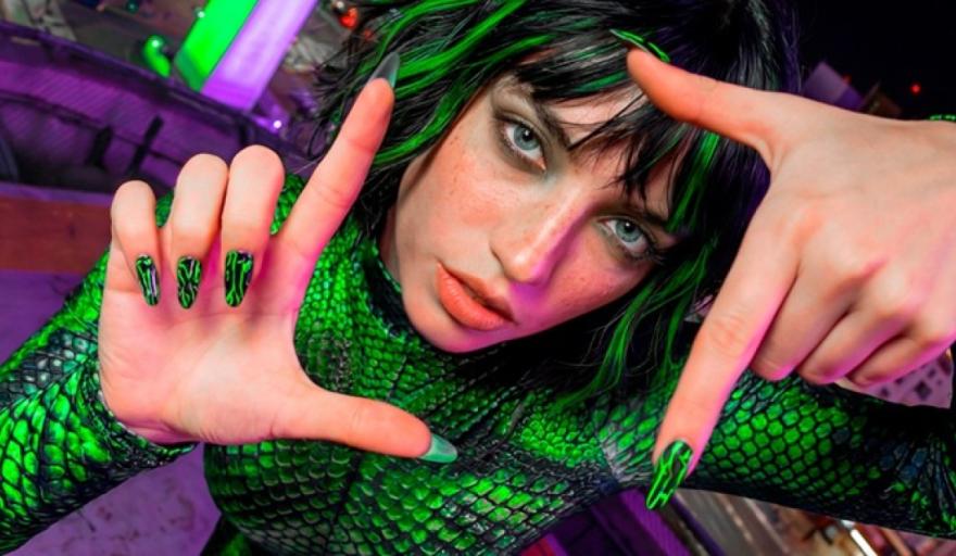 Lumi7, la primera cantante creada íntegramente con inteligencia artificial en Argentina, combina composición humana y estética digital.