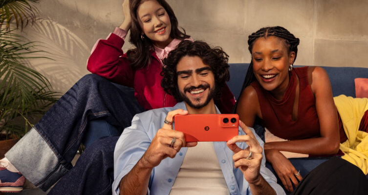 El moto g06 integra una cámara principal de 50 MP con IA, que mejora la nitidez incluso en condiciones de poca luz, junto con funciones como Modo Retrato con AI y Night Vision.