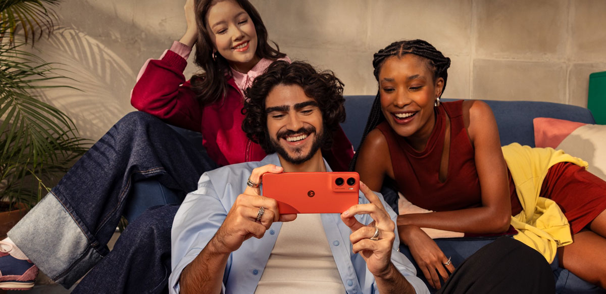 El moto g06 integra una cámara principal de 50 MP con IA, que mejora la nitidez incluso en condiciones de poca luz, junto con funciones como Modo Retrato con AI y Night Vision.