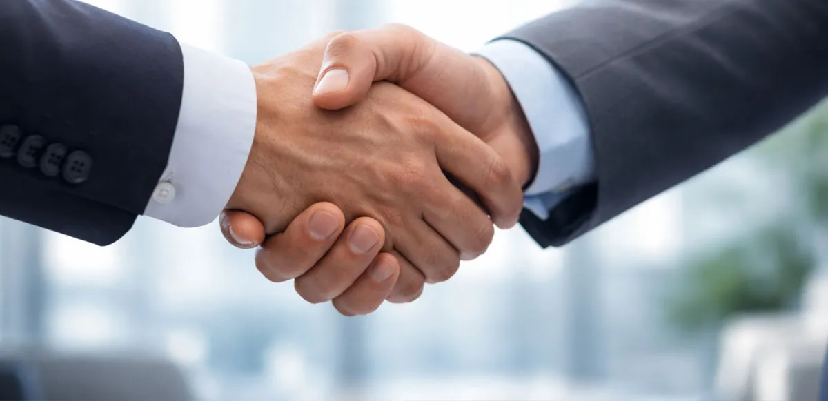 La alianza busca ganar capilaridad en segmentos corporativos y educativos a través de partners especializados.