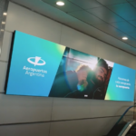 Samsung implementó cartelería digital en seis de las principales terminales del país