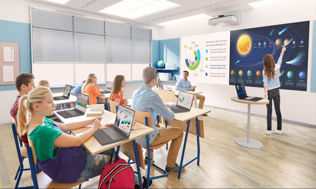 Con proyecciones de hasta 120 pulgadas, Epson busca garantizar que todos los estudiantes accedan al contenido con claridad, superando las limitaciones de las pantallas pequeñas.