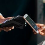 Del banco al celular, el salario busca rendimiento y estabilidad.