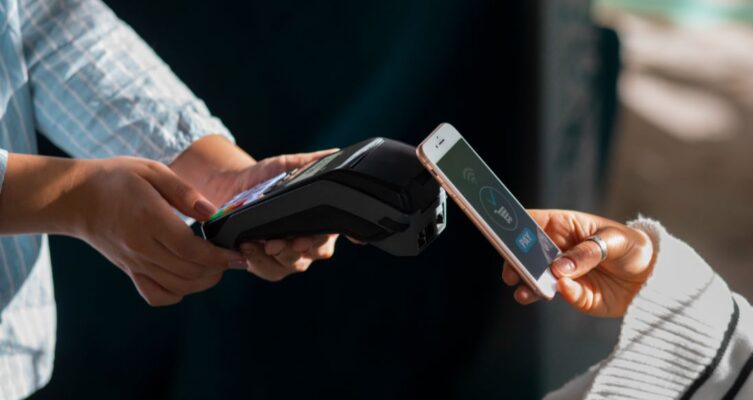 Del banco al celular, el salario busca rendimiento y estabilidad.