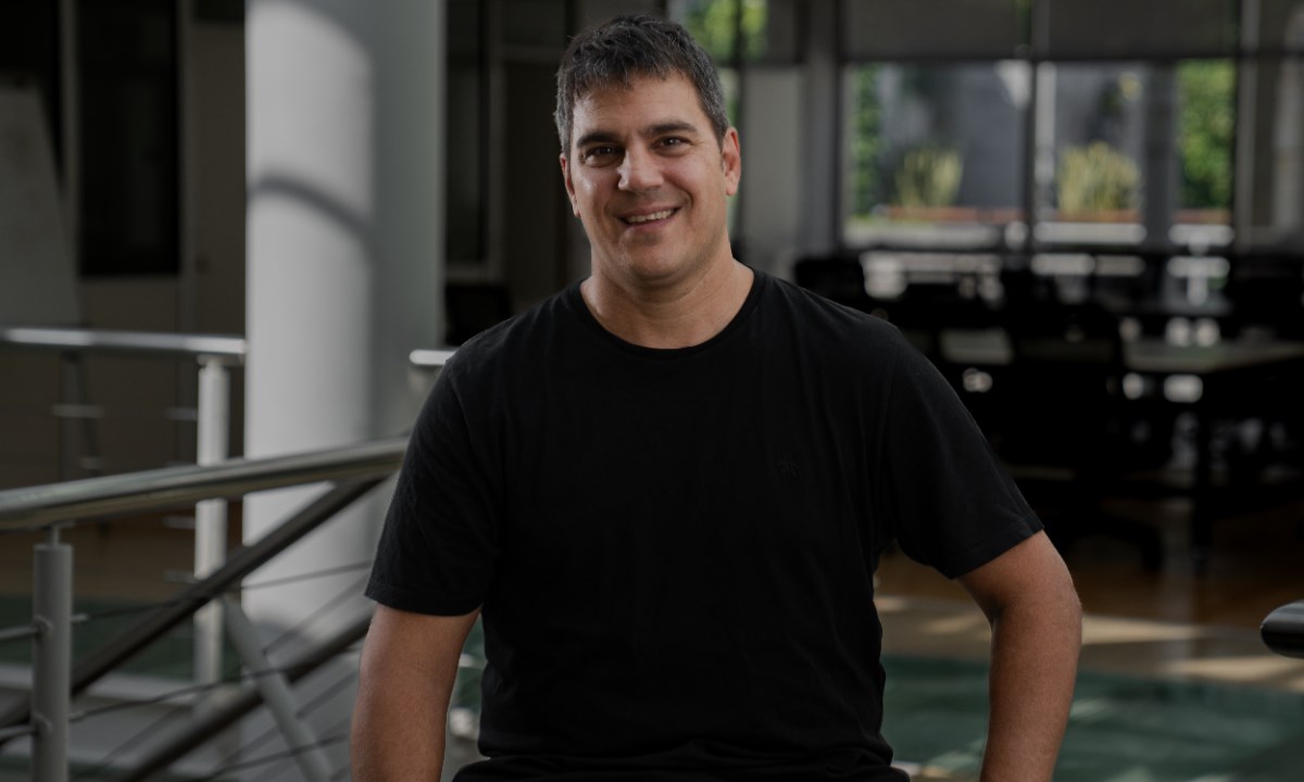 Federico Spitznagel, Managing Director de FEEDBACK SPREAD: “El rumbo del simulador cambia genuinamente según el impacto de la decisión humana, sin finales pregrabados”.