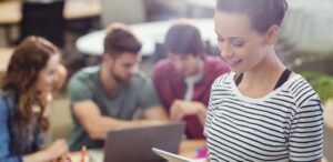 La digitalización del aula exige conectividad estable, plataformas integradas y sistemas capaces de sostener modelos de aprendizaje híbrido.