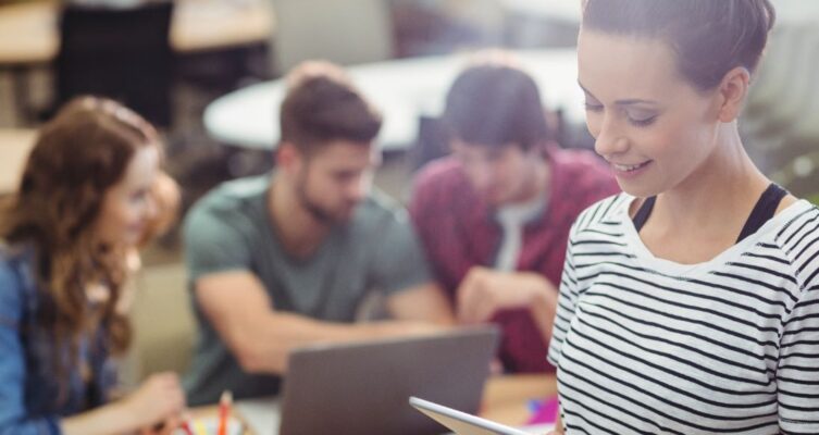 La digitalización del aula exige conectividad estable, plataformas integradas y sistemas capaces de sostener modelos de aprendizaje híbrido.