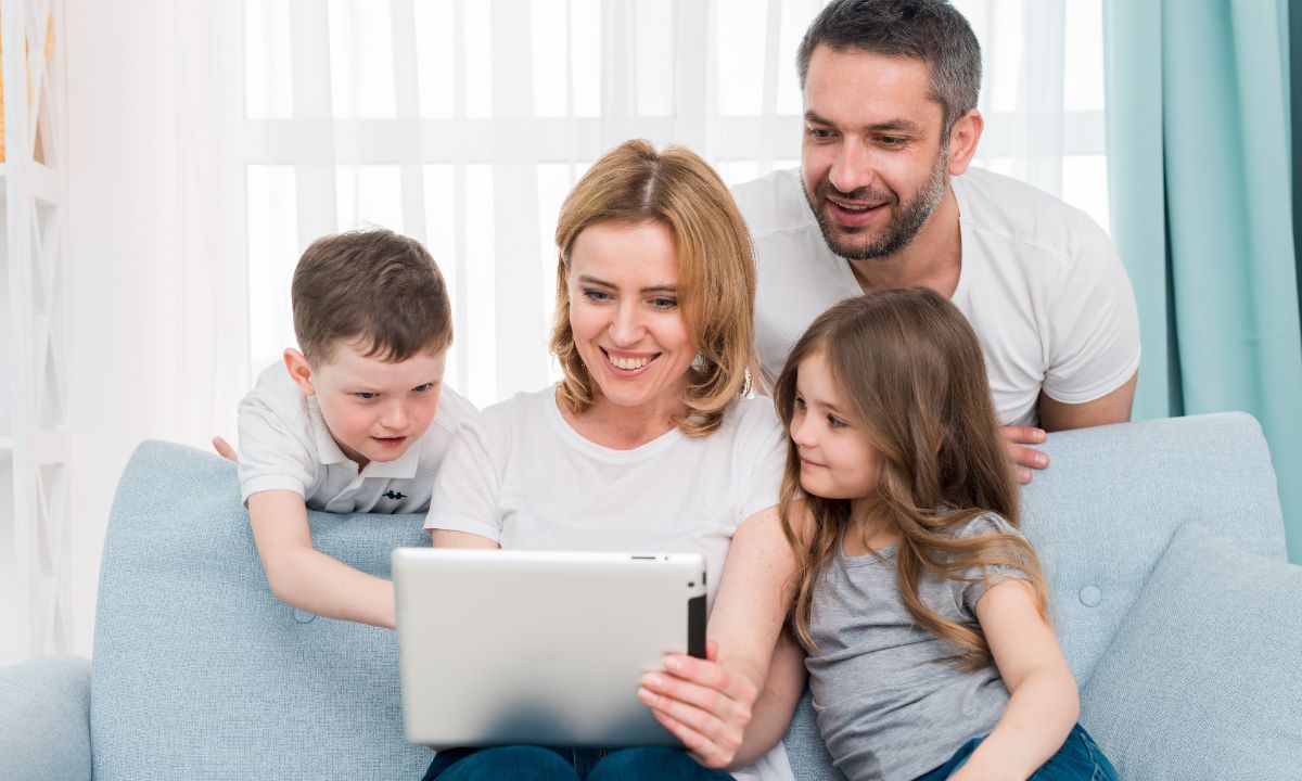 La hiperconectividad familiar también expone a nuevos riesgos digitales, con niños y adultos mayores entre los principales objetivos de estafas online.