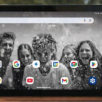 El equipo trae Bluetooth 5.0, Wi-Fi dual band, USB Tipo C, batería de 6000 mAh, cámara trasera de 5 MP, frontal de 2 MP y lector microSD hasta 256 GB.