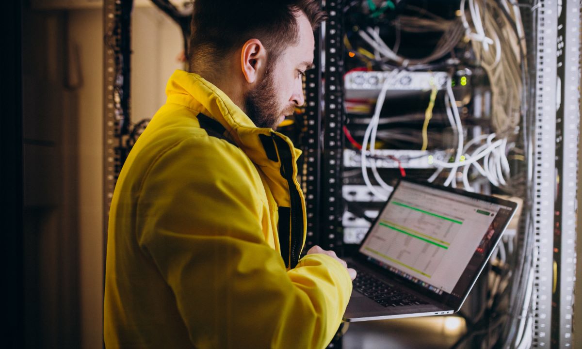 infraestructura digital. Planificar la infraestructura tecnológica desde una estrategia integral evita soluciones aisladas y facilita el crecimiento sostenible.