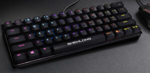 El teclado mecánico gamer Shenlong UMK6100SB se destaca por su formato compacto de 62 teclas, que optimiza el espacio en el escritorio sin perder funcionalidades esenciales