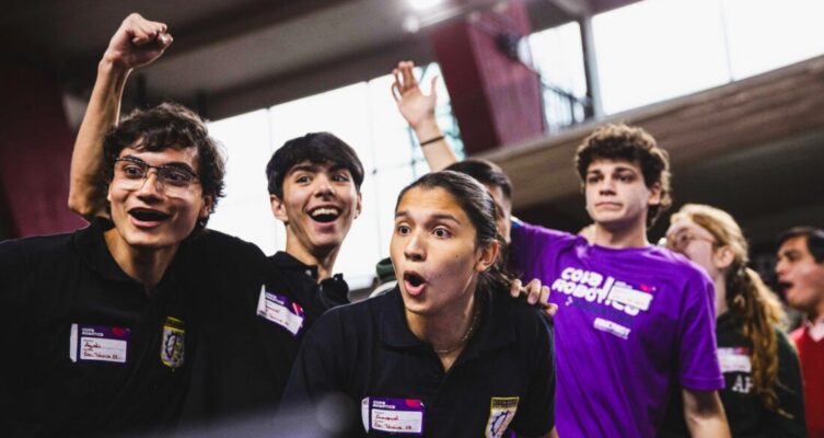 Estudiantes de nivel secundario de todo el país competirán en la Copa Robótica Educabot 2026 por un lugar en el mundial de robótica en Corea del Sur.