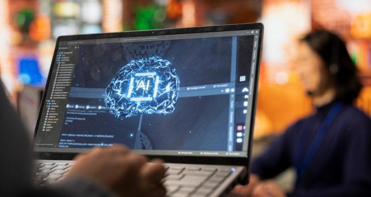 El orador destacó el valor de formular buenas preguntas como una de las competencias clave para aprovechar el potencial de la IA.
