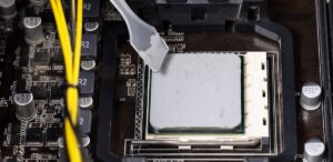 La pasta térmica ayuda a mantener el procesador frío y a evitar el sobrecalentamiento de la computadora.