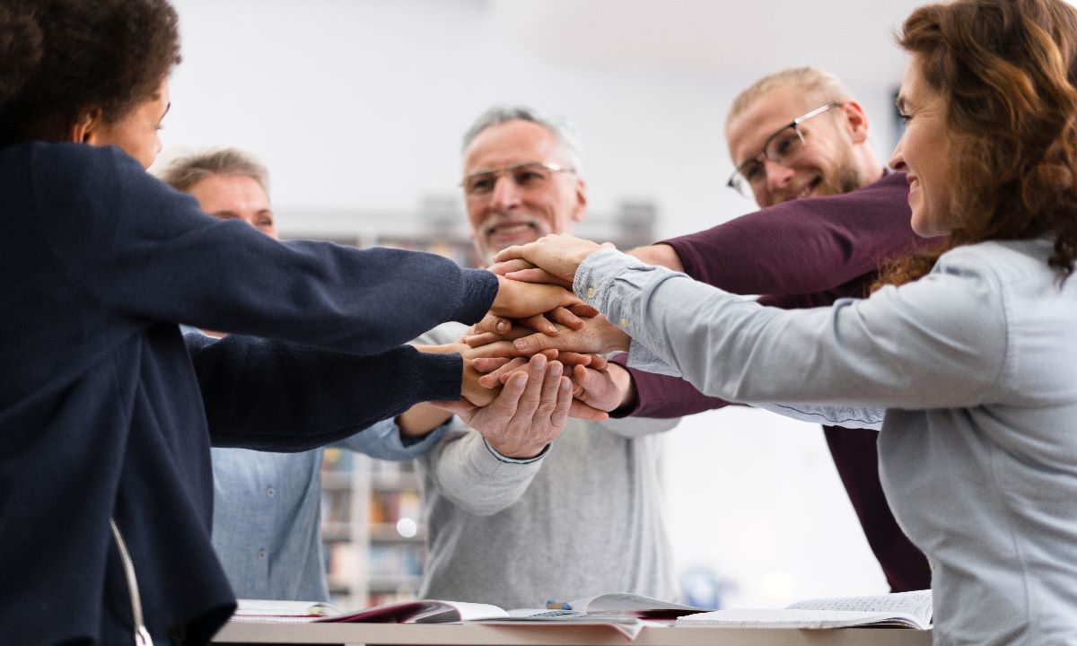 Un mensaje puede inspirar a quienes están en fase ascendente y no impactar en quienes atraviesan una meseta. Liderar implica leer esos matices.