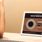 Samsung introduce su tecnología en el restaurante, integrando una solución digital que respeta el lenguaje visual del espacio y eleva la experiencia en sala.