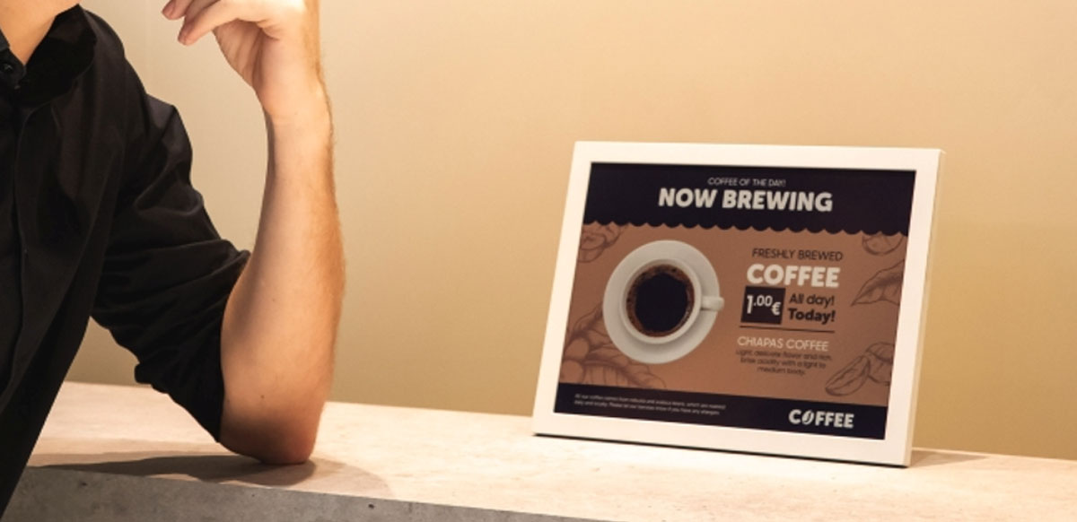 Samsung introduce su tecnología en el restaurante, integrando una solución digital que respeta el lenguaje visual del espacio y eleva la experiencia en sala.