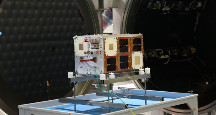 Atenea, microsatélite argentino que acompañó la misión Artemis II de la NASA alrededor de la Luna (Conae)