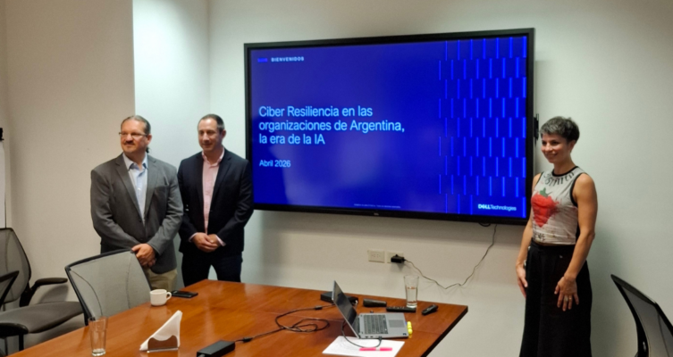 Juan Malizia, Consultor Especialista en Ciber-Resiliencia de Dell Technologies para Latinoamérica, Marcelo Garaffa, arquitecto de soluciones en Dell Technologies y Virginia Marega, Latin America Thought Leadership Program Lead and Content Strategy.