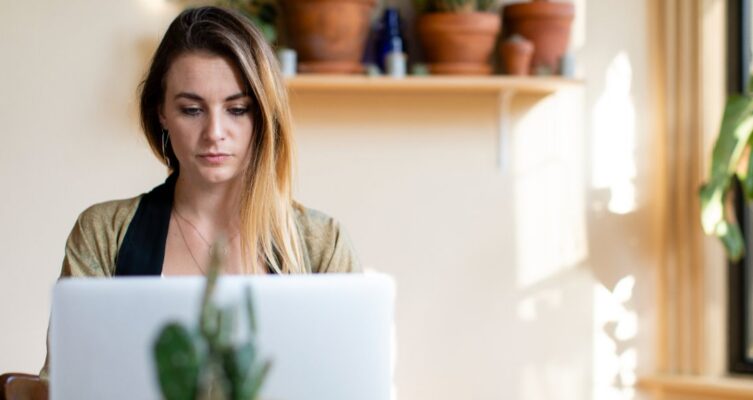 El trabajo remoto mejora el bienestar y no reduce la productividad.