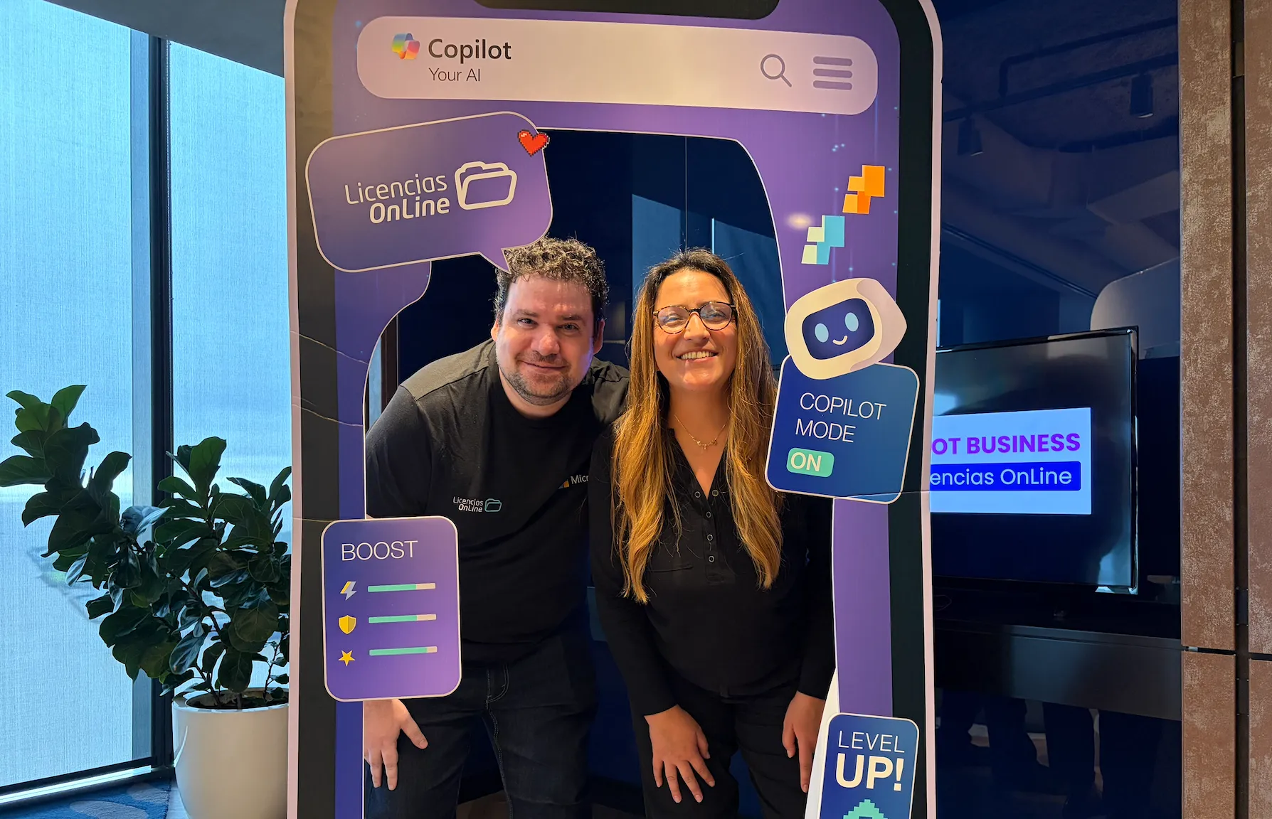 La capacitación estuvo a cargo de Daniel Yesurón, Preventa Regional Lead para Cloud, y Joana Arias, Preventa Regional Modern Work e IA, quienes destacaron el impacto de la democratización de la inteligencia artificial.