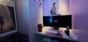Dentro del espacio se destacan dos Smart TVs LG con inteligencia artificial de la línea NanoCell y un monitor gamer LG UltraGear curvo.