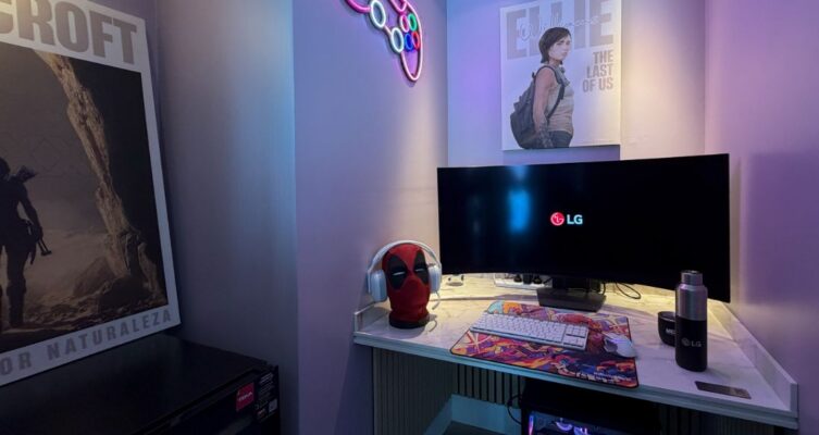Dentro del espacio se destacan dos Smart TVs LG con inteligencia artificial de la línea NanoCell y un monitor gamer LG UltraGear curvo.