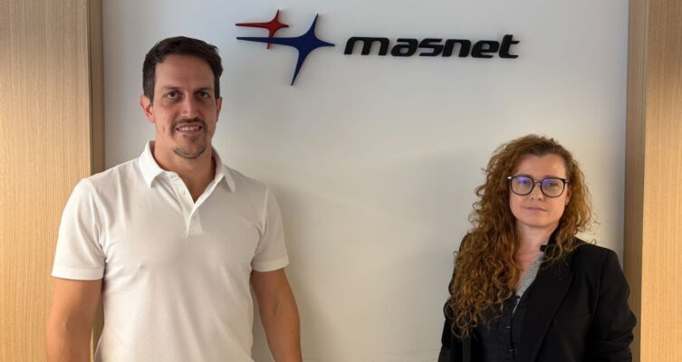 Lucas Marengo, Responsable de Marcas y Negocios y Belén Fucks, Product Manager de Cartelería Digital de LG en Masnet.